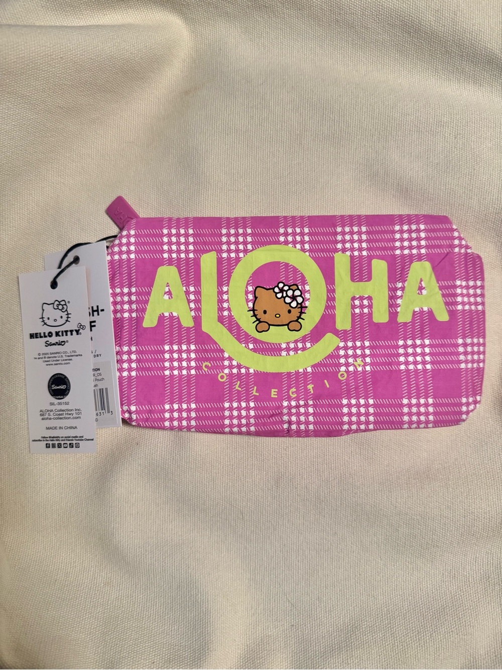 ALOHA Collection x Hello Kitty Palaka Mini Pouch - Picture 4 of 4